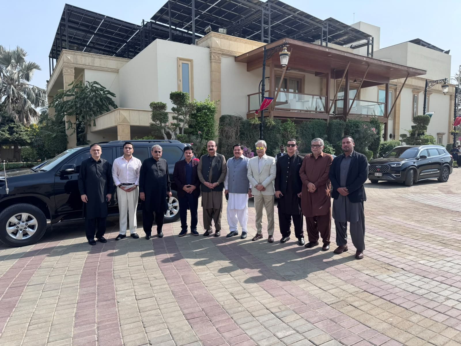 Group photo of the delegation outside Dewan House in Karachi